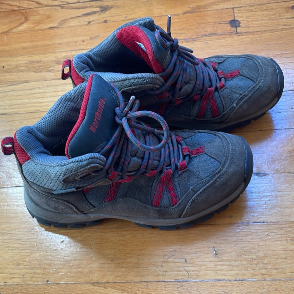 Northside Kids Hiking Boots in Gray and Red, size 6 (Big Kid)